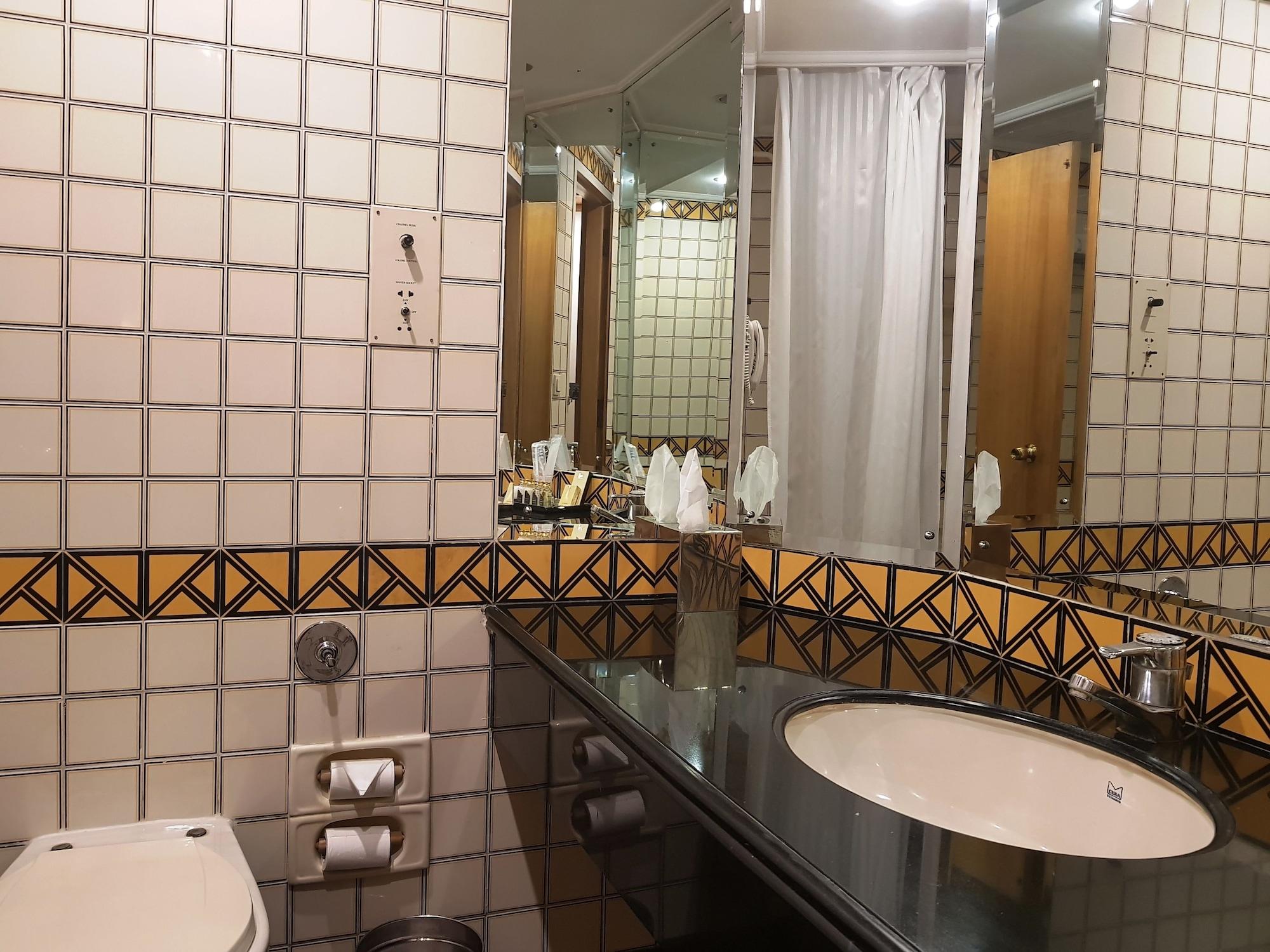 Taj Banjara Hyderabad Exterior foto Bathroom in a hotel