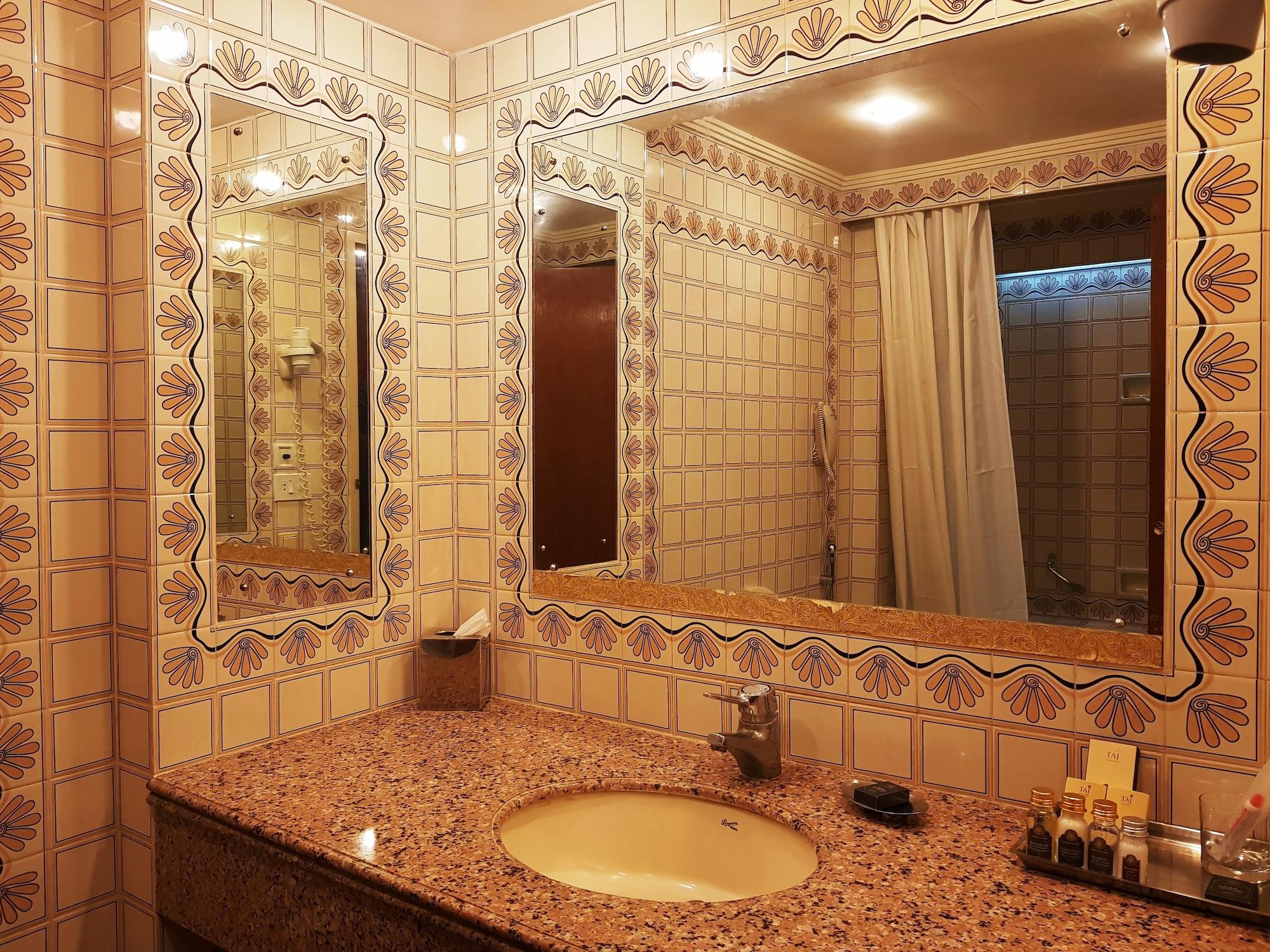 Taj Banjara Hyderabad Exterior foto Bathroom mirrors