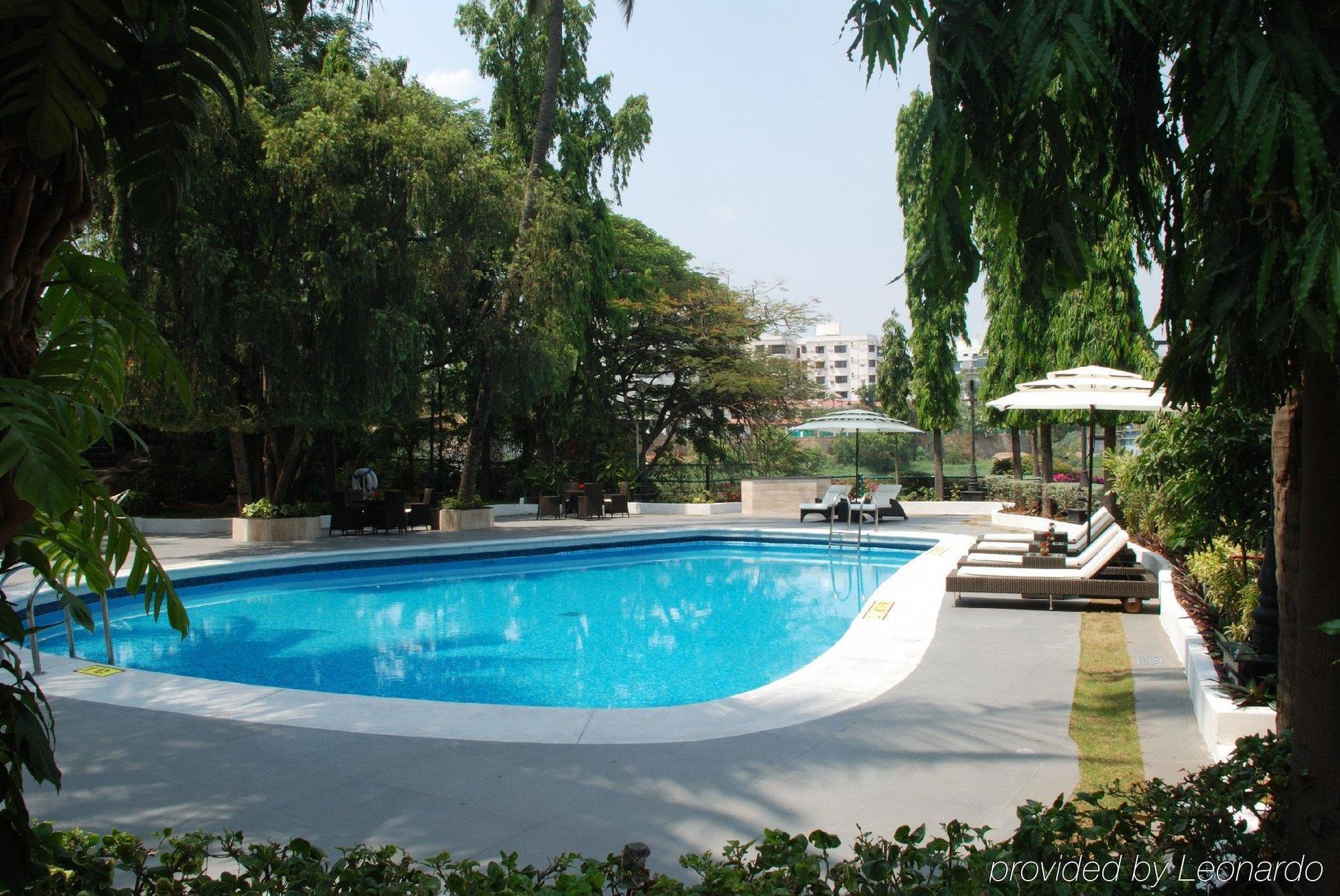 Taj Banjara Hyderabad Facilidades foto Swimming pool at the hotel