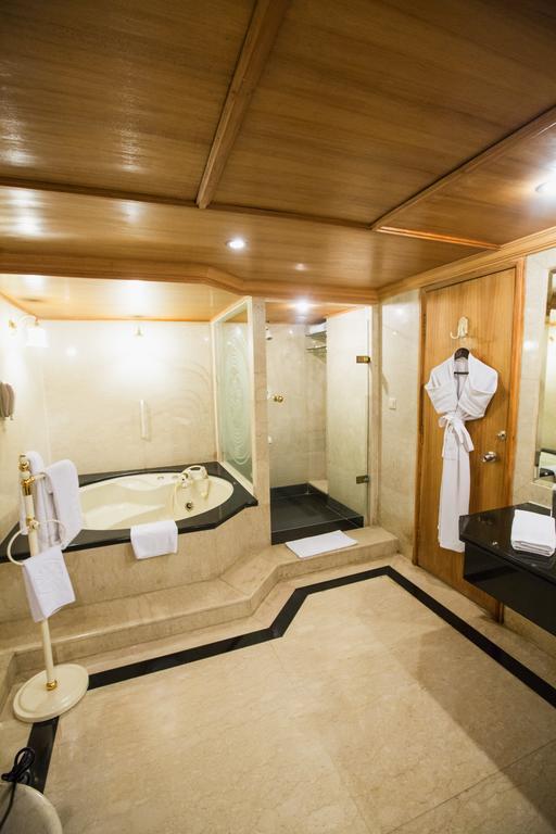 Taj Banjara Hyderabad Exterior foto A bathroom with a shower and a bathtub