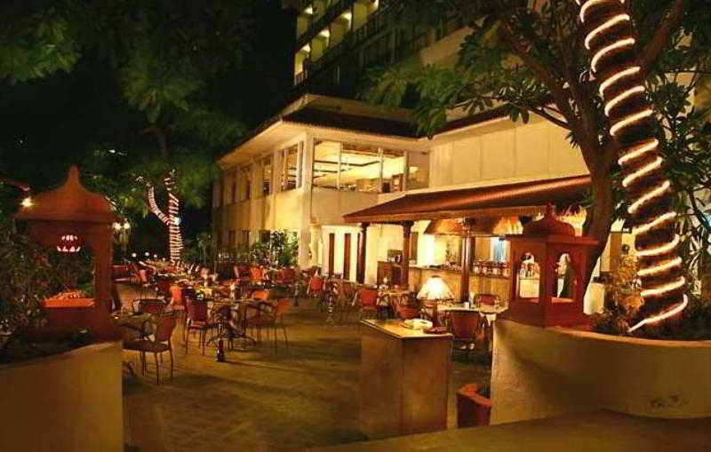 Taj Banjara Hyderabad Exterior foto The outdoor patio at the restaurant
