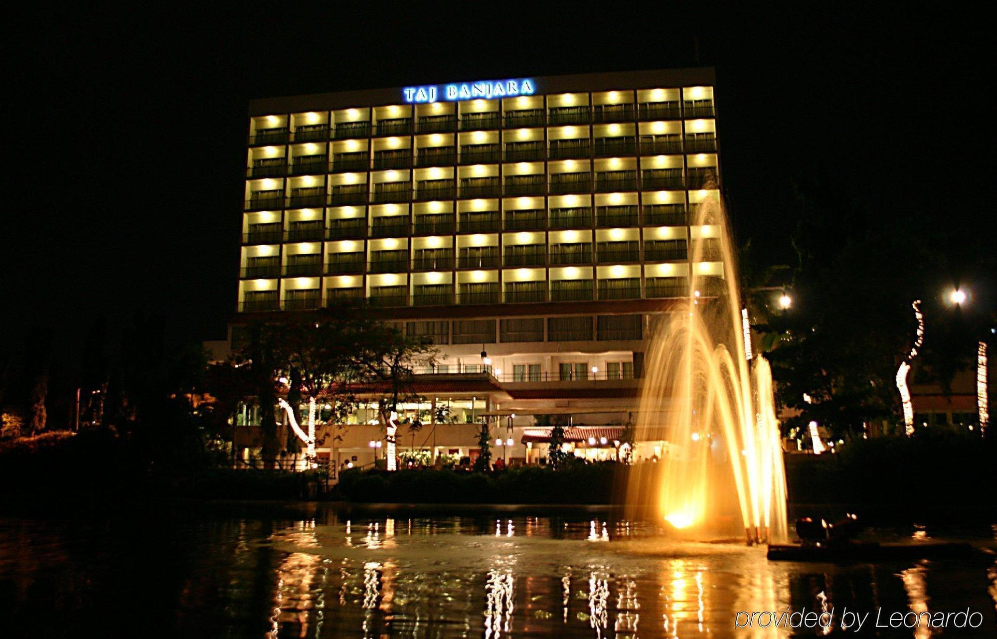 Taj Banjara Hyderabad Exterior foto The Manila Hotel at night