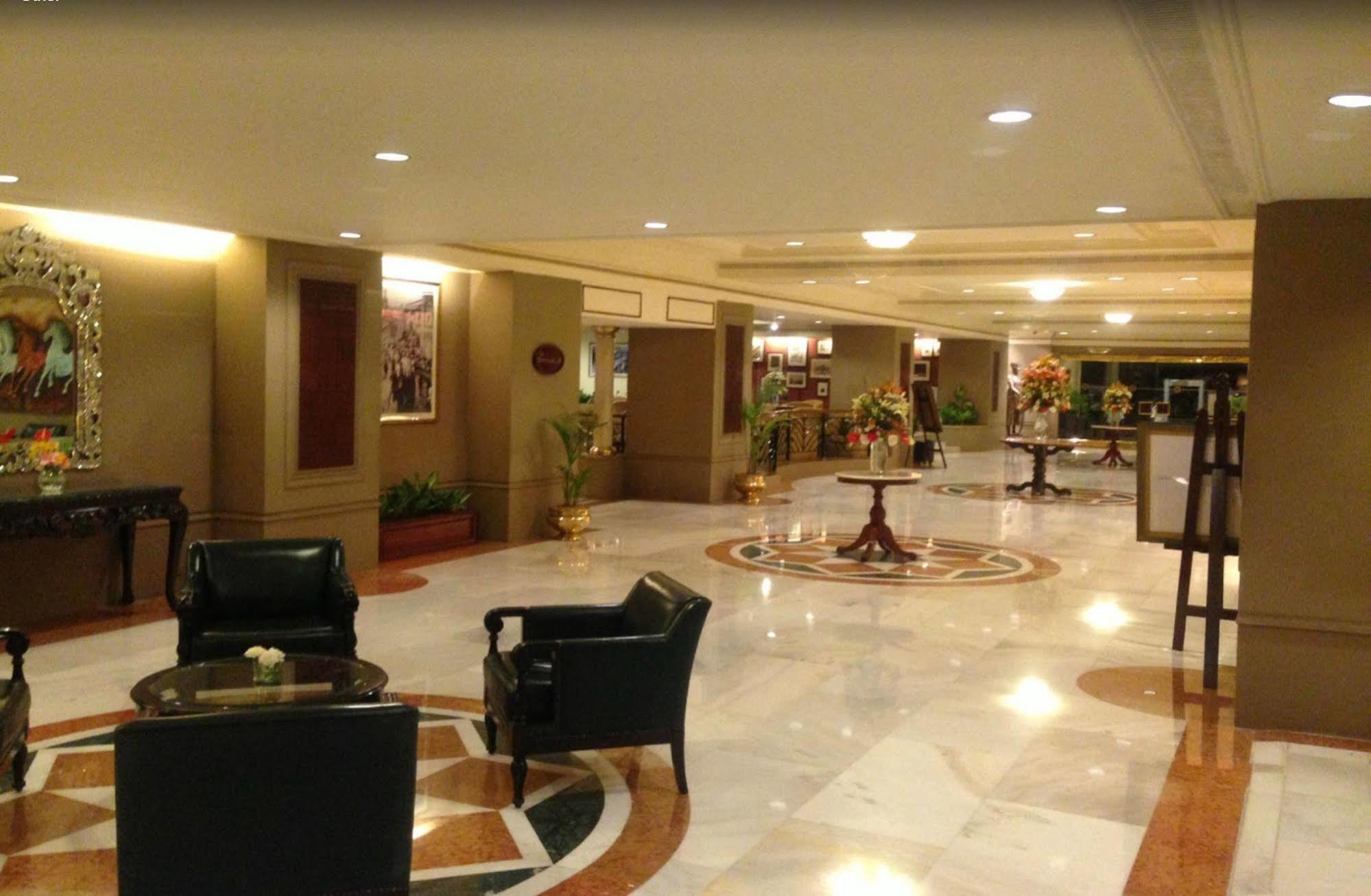 Taj Banjara Hyderabad Exterior foto The lobby of the hotel