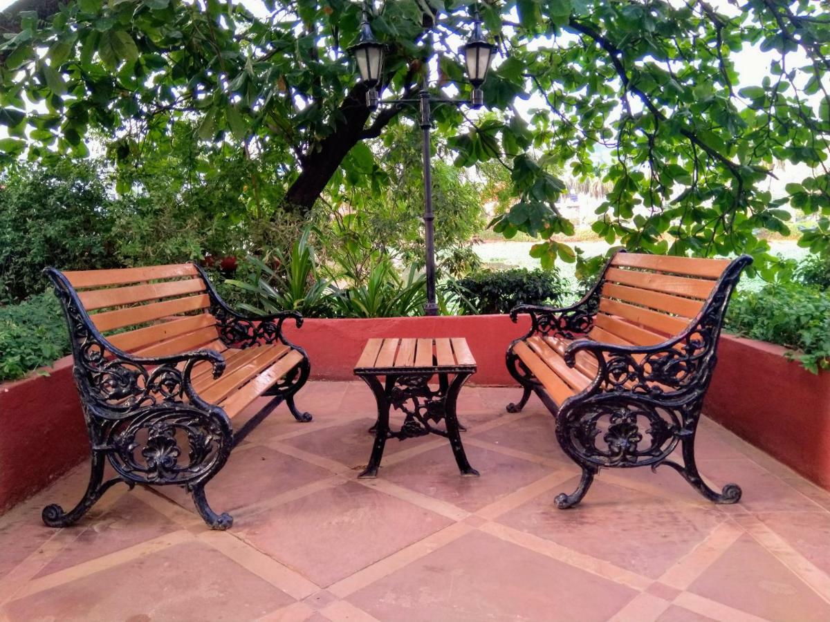 Taj Banjara Hyderabad Exterior foto A cast iron bench
